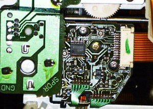 Photo of M1593FP mounted on
Pioneer PEA1291 optical pickup PCB